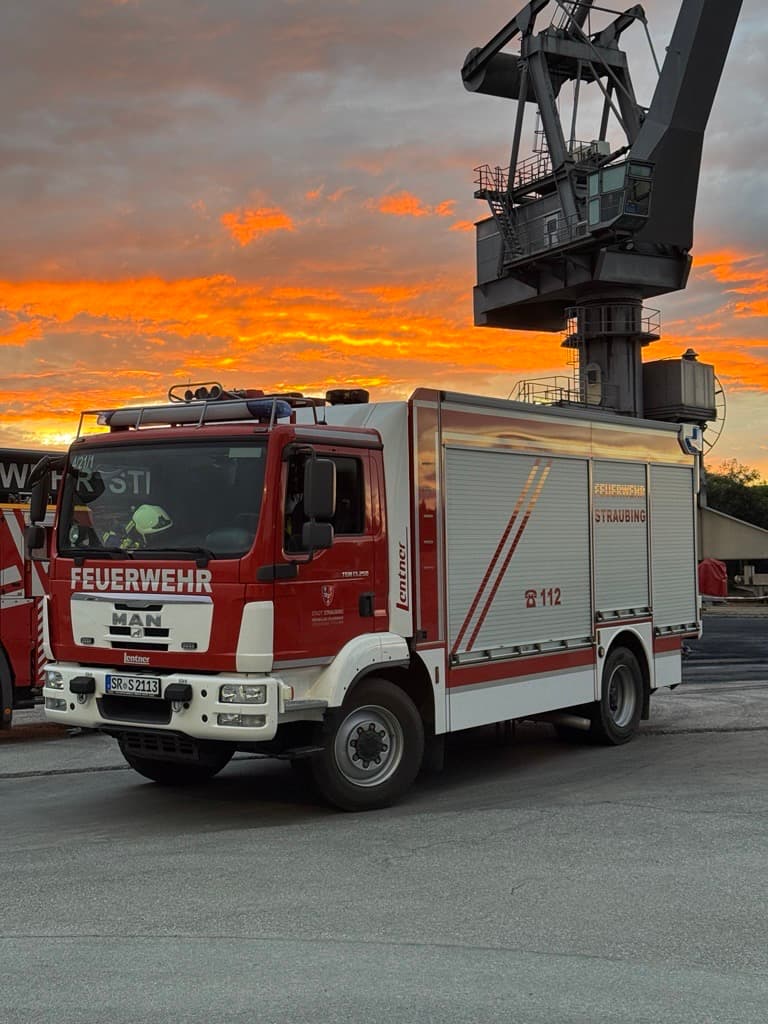 Tanklöschfahrzeug 3000 während Sonnenuntergang